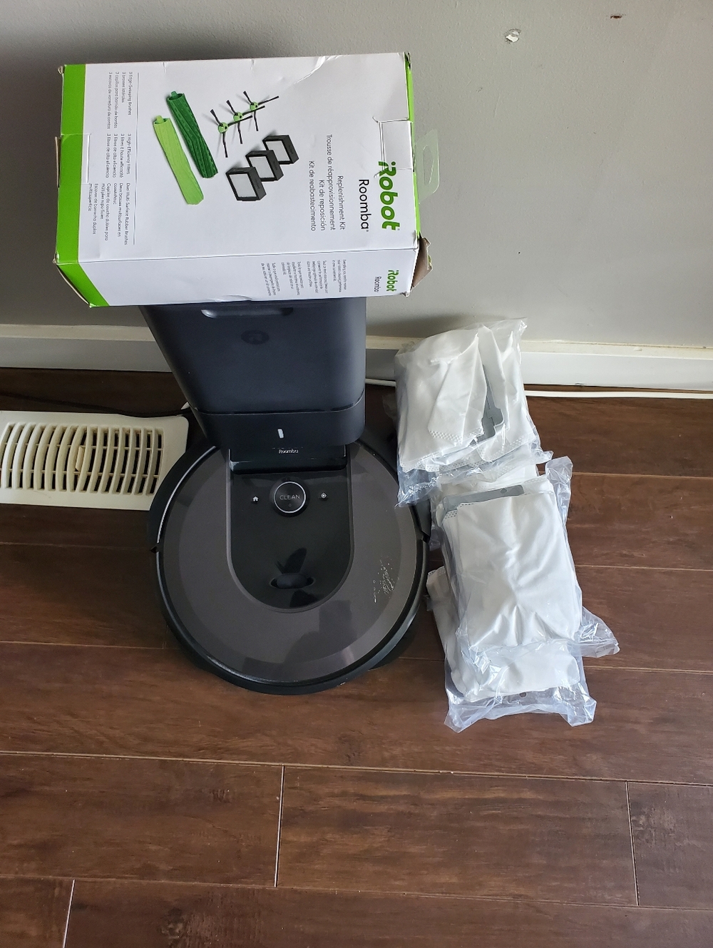 iRobot Roomba I7 self emptying Vacuum Cleaner With 4 Bags And Extra Filter